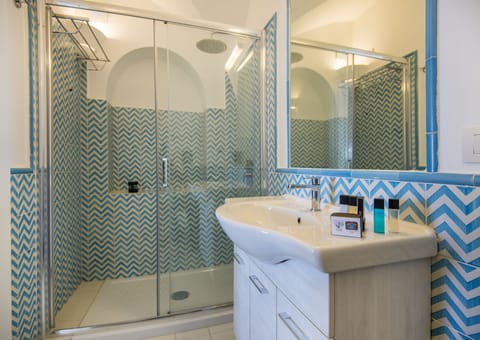 Junior Studio Suite, Terrace | Bathroom | Hydromassage showerhead, free toiletries, hair dryer, slippers