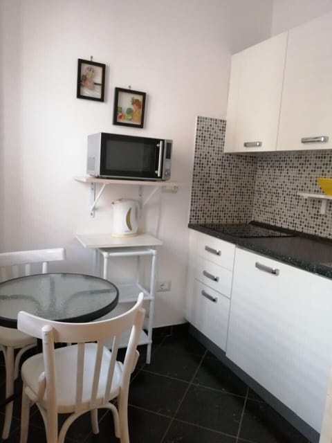 Triple Room, Kitchenette | Private kitchen | Full-size fridge