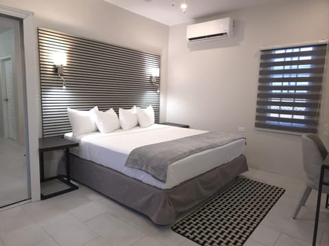 Premium Studio | Premium bedding, in-room safe, desk, laptop workspace