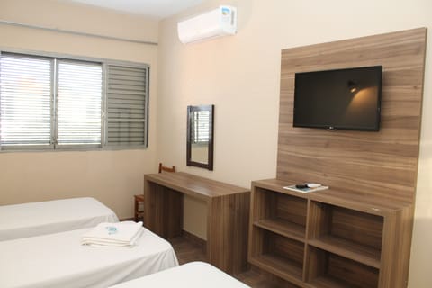 Triple Room | Minibar, desk, free WiFi, bed sheets