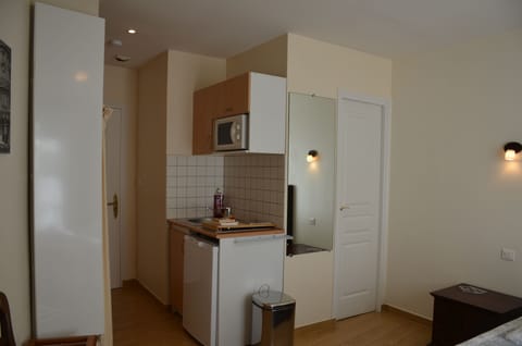 Standard Studio, Kitchenette | Private kitchenette