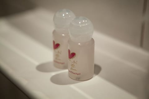 Single Room | Bathroom | Shower, free toiletries, hair dryer, towels