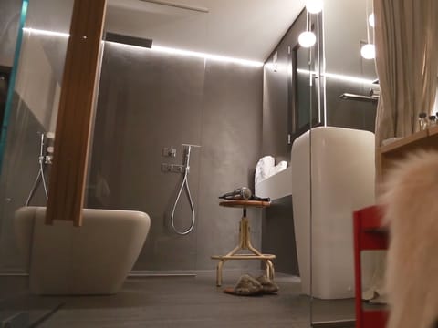 Executive Triple Room | Bathroom | Free toiletries, hair dryer, slippers, bidet