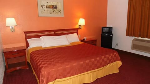 Standard Room, 1 King Bed | Desk, iron/ironing board, free WiFi, bed sheets