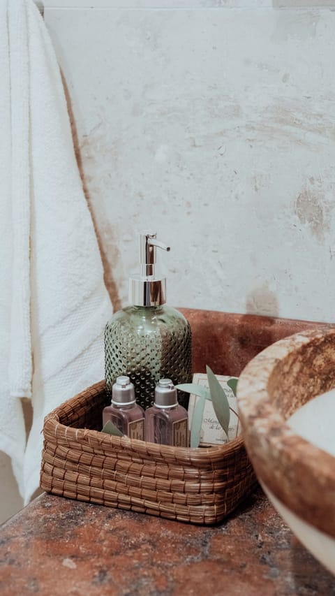 Junior Studio Suite, 1 Queen Bed, Ground Floor | Bathroom | Free toiletries, hair dryer, towels, soap