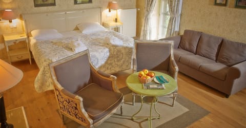 Junior Double Room | In-room safe, desk, rollaway beds, free WiFi