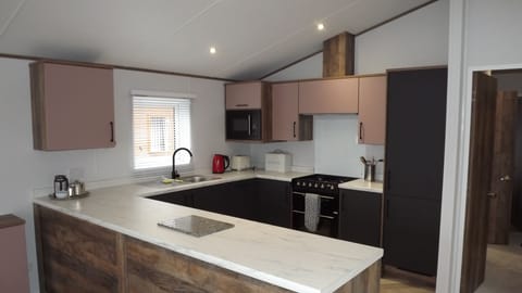Deluxe Chalet, 3 Bedrooms, Sea View (Non Pet) | Private kitchen | Fridge, microwave, oven, stovetop