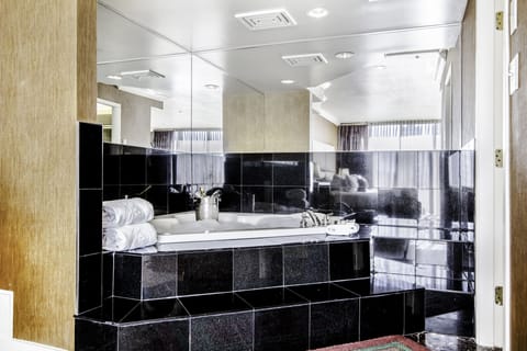 Honeymoon Suite | Pillowtop beds, in-room safe, desk, laptop workspace