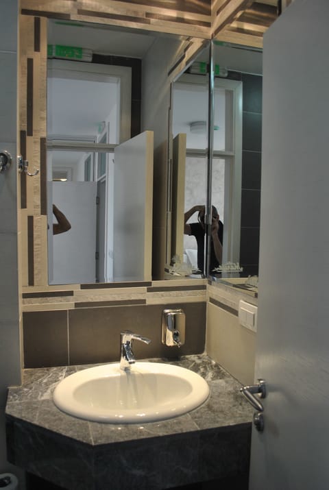 Standard Twin Room, Terrace | Bathroom | Shower, free toiletries, hair dryer, towels