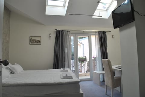 Standard Twin Room, Terrace | Minibar, soundproofing, free WiFi, bed sheets