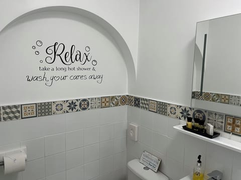 Single Room (Room 3) | Bathroom | Shower, free toiletries, hair dryer, towels