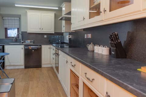 Cottage, Private Bathroom, Garden View (Foresters Cottage) | Private kitchen | Fridge, microwave, oven, stovetop