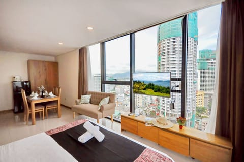 Panoramic Apartment, 2 Queen Beds, Ocean View, Corner | Egyptian cotton sheets, premium bedding, desk, blackout drapes