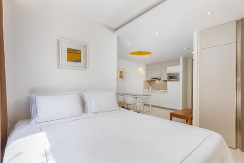 Studio | In-room safe, desk, laptop workspace, blackout drapes