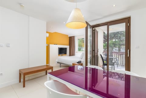 Studio | In-room safe, desk, laptop workspace, blackout drapes