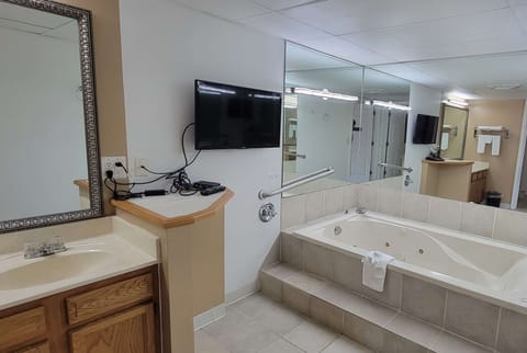 Room, 1 King Bed, Accessible, Jetted Tub (Mobility, Walk-In Shwer, Pet Friendly) | Bathroom | Combined shower/tub, hair dryer, towels