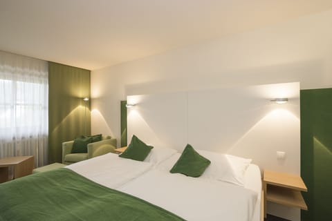 Deluxe Double Room, Balcony | 1 bedroom, in-room safe, blackout drapes, free WiFi