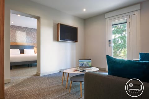 Junior Suite, 1 King Bed | Laptop workspace, soundproofing, free cribs/infant beds, free WiFi