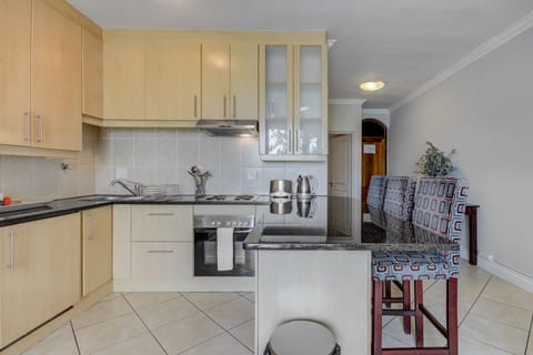Deluxe Apartment, 1 Bedroom | Private kitchen | Fridge, microwave, oven, stovetop