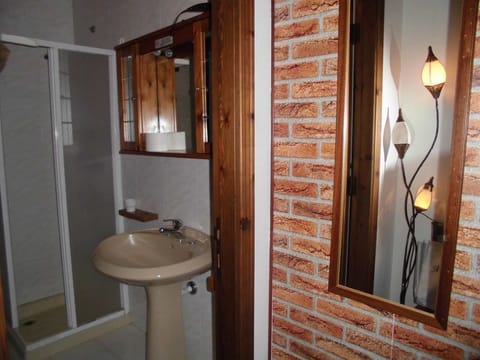 Classic Double or Twin Room | Bathroom | Shower, free toiletries, hair dryer, bidet