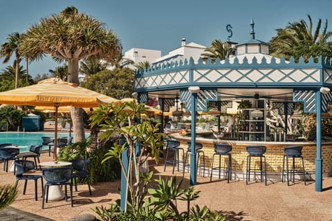 Poolside bar