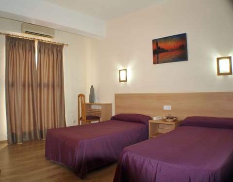 Double Room | In-room safe, desk, cribs/infant beds, free WiFi