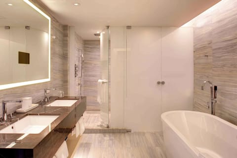 Executive Suite | Bathroom | Free toiletries, hair dryer, bathrobes, slippers