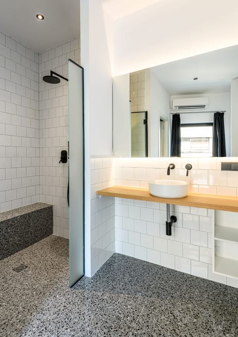 Luxury Double Room, Balcony | Bathroom | Shower, hair dryer, towels, soap