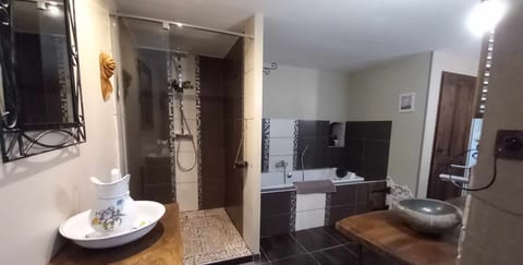 Chambre double (Aphrodite) | Bathroom | Separate tub and shower, jetted tub, free toiletries, hair dryer