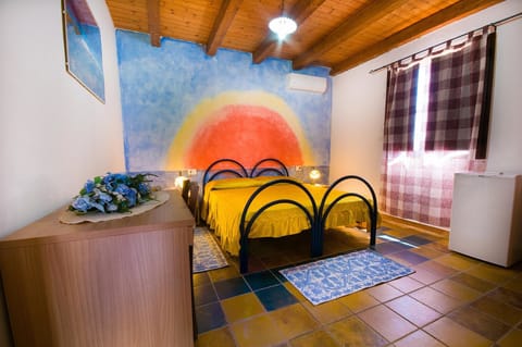 Minibar, free WiFi, bed sheets