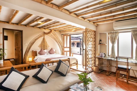 Deluxe Room, 1 Queen Bed, Courtyard View | Desk, laptop workspace, soundproofing, free WiFi
