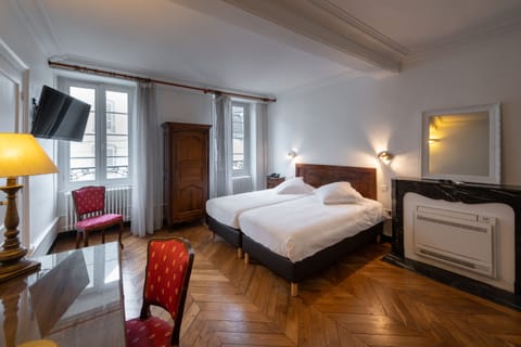 Premium bedding, minibar, desk, blackout drapes