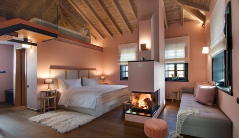 Deluxe Family Suite | 1 bedroom, Egyptian cotton sheets, premium bedding, free minibar items