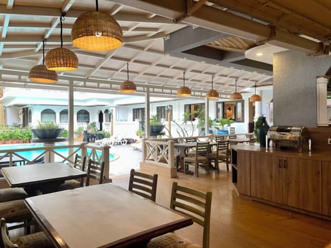2 restaurants; breakfast, lunch, and dinner served
