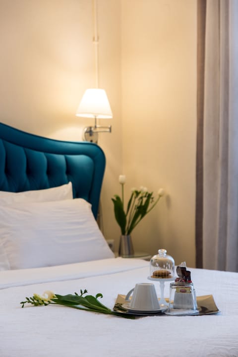 Superior Double Room | Minibar, in-room safe, desk, blackout drapes