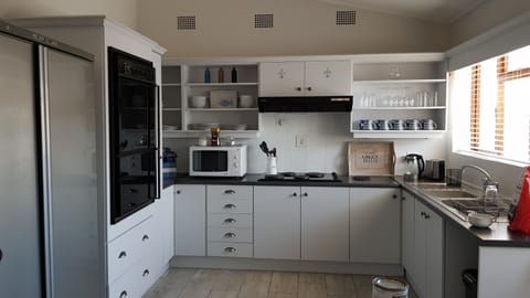Full-size fridge, microwave, oven, stovetop