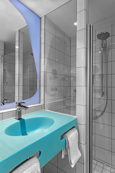 Shower, rainfall showerhead, hair dryer, heated floors