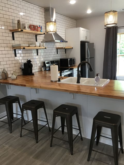 Downtown Executive Townhouse Monroe B, 2 Bedrooms | Private kitchen | Fridge, microwave, coffee/tea maker