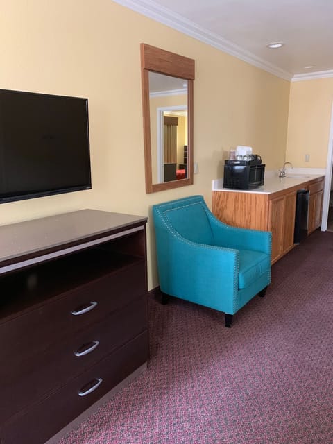 Design Suite, 2 Queen Beds | In-room safe, desk, blackout drapes, iron/ironing board