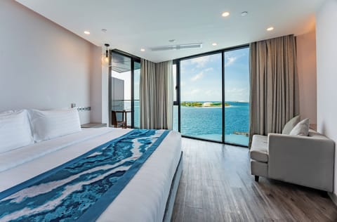 Executive Suite, 1 King Bed, Ocean View (with Free Airport Transfer & 10% off on F&B) | Minibar, in-room safe, desk, blackout drapes