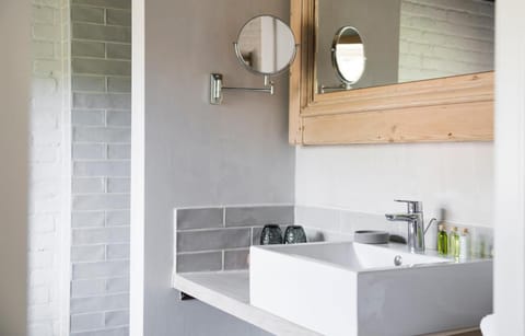 Luxury Double Room | Bathroom | Separate tub and shower, jetted tub, rainfall showerhead