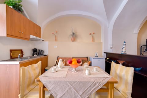 Comfort Studio Suite, Multiple Beds, Kitchenette, City View | Private kitchenette | Fridge, stovetop, coffee/tea maker, electric kettle