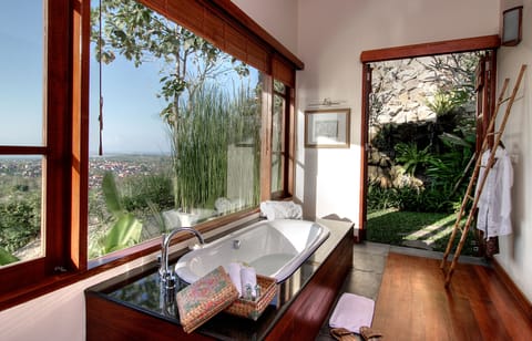 Combined shower/tub, deep soaking tub, rainfall showerhead