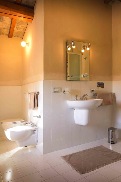 Quadruple Room | Bathroom | Hair dryer, bidet, towels