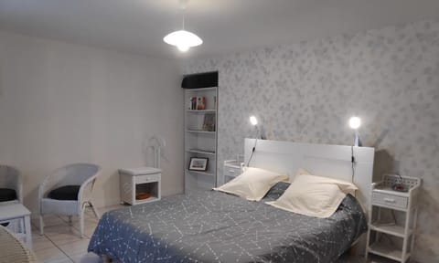 Double Room (Coquelicot) | Premium bedding, individually decorated, individually furnished, desk
