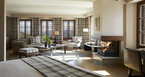 Desk, soundproofing, free WiFi, bed sheets