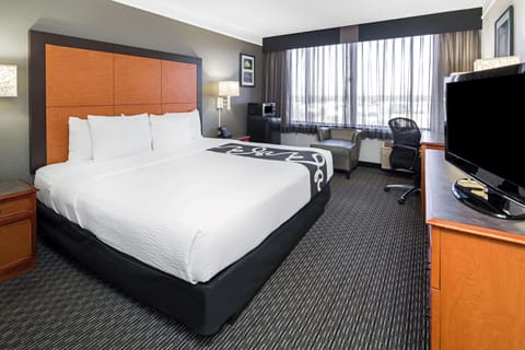 Room, 1 King Bed, Accessible, Non Smoking | Premium bedding, desk, blackout drapes, iron/ironing board