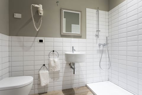 Triple Room | Bathroom | Shower, deep soaking tub, rainfall showerhead, free toiletries