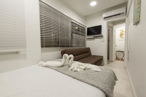 Comfort Triple Room | Minibar, in-room safe, free WiFi, bed sheets