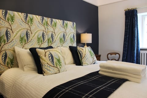 Double Room (Caturns) | Iron/ironing board, free cribs/infant beds, free WiFi